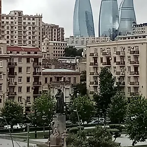 просторная, двухкомнатная ,с великолепным видом на город, расположенная в центре города Апартаменты